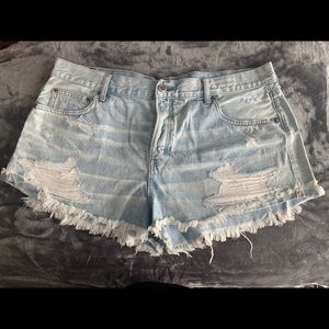 American Eagle distressed denim shorts!